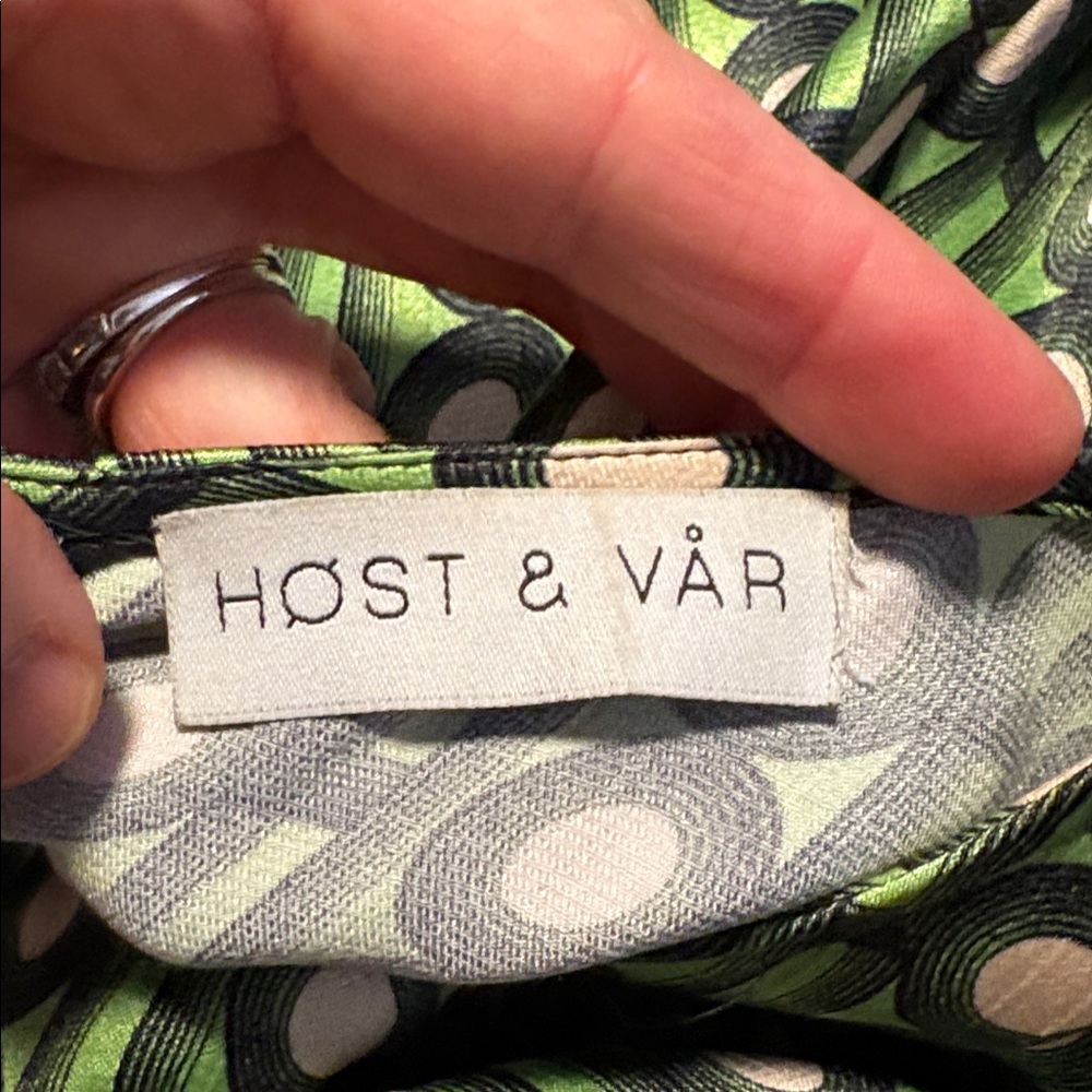 Host and Var silly dress - Picture 4 of 5